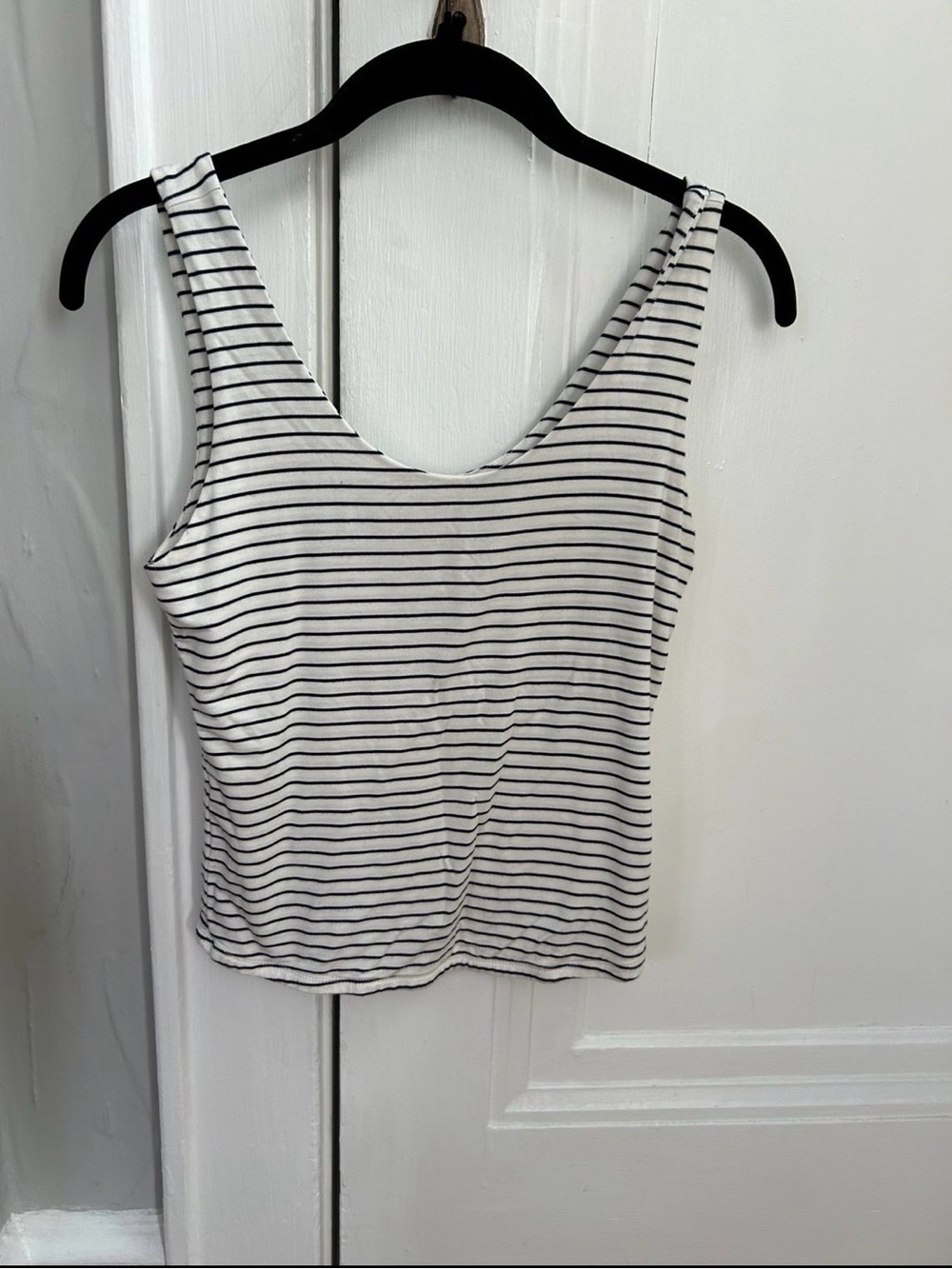 Striped Scoop Neck Tank Top crop- White/Black